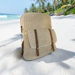 Mochila de rafia crema para mujer con bolsillo delantero y detalles marrones