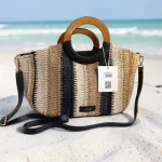 Bolso de rafia con asa circular de madera en beige marrón y negro