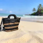 Bolso negro y beige para mujer con flecos y asa de mano