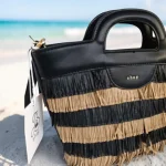 Bolso negro y beige para mujer con flecos y asa de mano