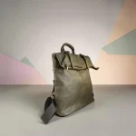 Mochila verde oscuro para mujer con acabado tipo piel