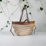 Bolso crema y marrón para mujer con diseño trenzado