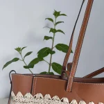 Bolso crema y marrón para mujer con diseño trenzado