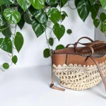 Bolso crema y marrón para mujer con diseño trenzado