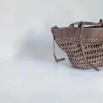 Bolso shopper marrón chocolate de rafia trenzada para mujer
