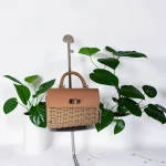 Bolso bandolera elegante de rafia trenzada con asa rígida
