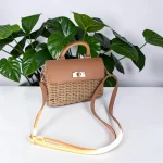 Bolso bandolera elegante de rafia trenzada con asa rígida