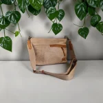 Bolso bandolera beige para mujer con detalles camel