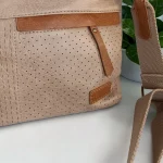 Bolso bandolera beige para mujer con detalles camel