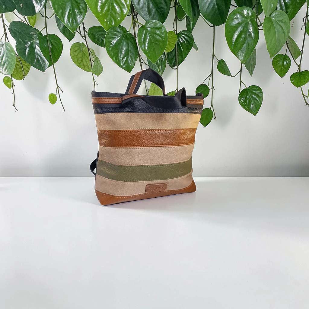 Mochila multicolor para mujer en beige, negro, marrón y verde