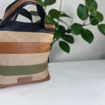 Mochila multicolor para mujer en beige, negro, marrón y verde