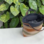Mochila multicolor para mujer en beige, negro, marrón y verde