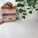 Mochila marrón para mujer con franjas beige y burdeos