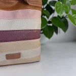 Mochila marrón para mujer con franjas beige y burdeos