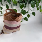 Mochila marrón para mujer con franjas beige y burdeos