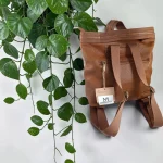 Mochila marrón para mujer con franjas beige y burdeos