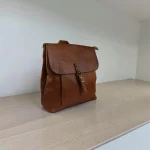 Mochila mujer marrón de piel vegana con solapa y cierre metálico