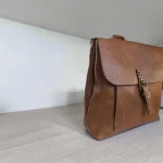 Mochila mujer marrón de piel vegana con solapa y cierre metálico