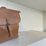 Mochila mujer marrón de piel vegana con solapa y cierre metálico