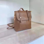 Mochila mujer taupe de piel vegana con solapa