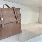 Mochila mujer taupe de piel vegana con solapa