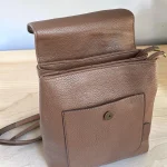 Mochila mujer taupe de piel vegana con solapa