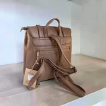Mochila mujer taupe de piel vegana con solapa