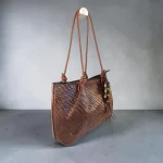 Bolso shopper trenzado marrón de piel vegana para mujer