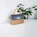 Bolso bandolera de rafia negro con asa rígida