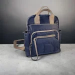 Mochila mujer azul marino de nylon con detalles beige y bolsillos