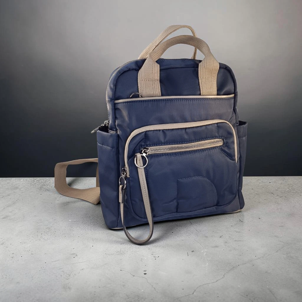 Mochila mujer azul marino de nylon con detalles beige y bolsillos