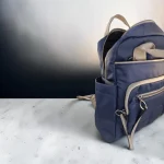 Mochila mujer azul marino de nylon con detalles beige y bolsillos