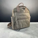 Mochila mujer verde oliva de nylon con detalles beige y bolsillos