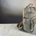 Mochila mujer verde oliva de nylon con detalles beige y bolsillos
