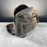 Mochila mujer verde oliva de nylon con detalles beige y bolsillos