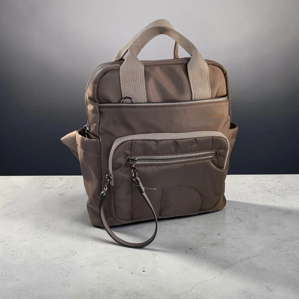 Mochila mujer marrón de nylon con detalles beige y bolsillos