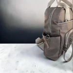 Mochila mujer marrón de nylon con detalles beige y bolsillos