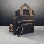 Mochila mujer negra de nylon con detalles beige y bolsillos