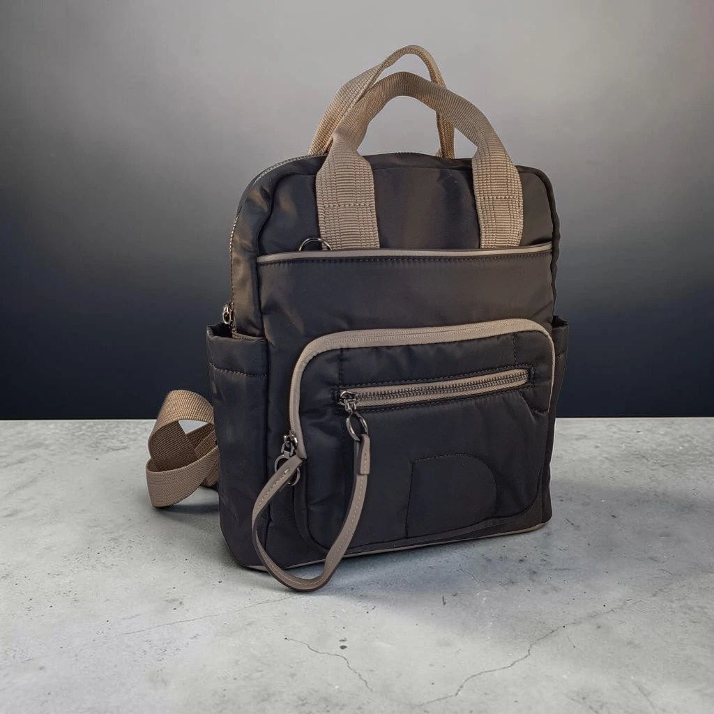 Mochila mujer negra de nylon con detalles beige y bolsillos