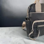 Mochila mujer negra de nylon con detalles beige y bolsillos