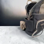 Mochila mujer negra de nylon con detalles beige y bolsillos