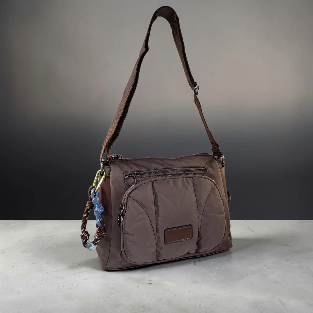 Bolso bandolera marrón chocolate de nylon acolchado para mujer con bolsillos