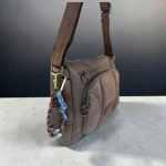 Bolso bandolera marrón chocolate de nylon acolchado para mujer con bolsillos
