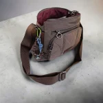 Bolso bandolera marrón chocolate de nylon acolchado para mujer con bolsillos