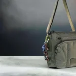 Bolso bandolera verde oliva de nylon acolchado para mujer con bolsillos