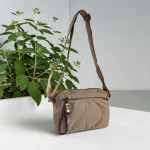 Bolso bandolera beige de nylon acolchado para mujer con bolsillos