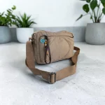 Bolso bandolera beige de nylon acolchado para mujer con bolsillos