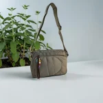 Bolso bandolera verde caqui de nylon acolchado para mujer con bolsillos