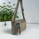 Bolso bandolera verde caqui de nylon acolchado para mujer con bolsillos