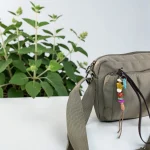 Bolso bandolera verde caqui de nylon acolchado para mujer con bolsillos